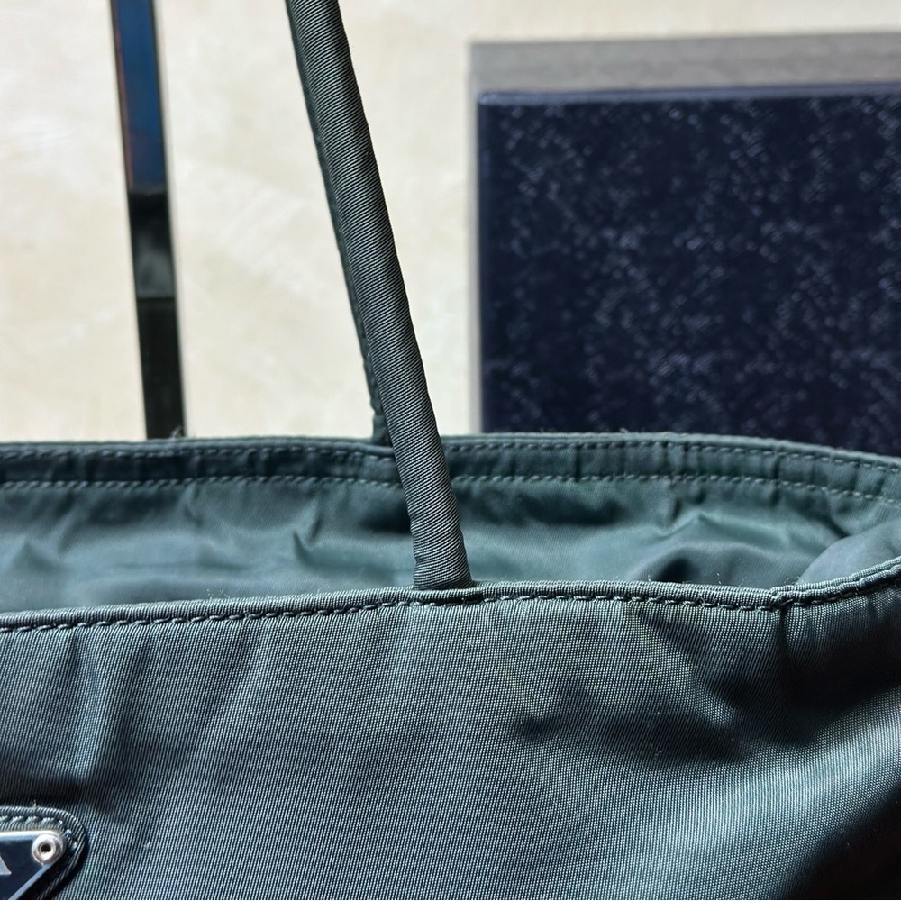 AUTHENTIC Prada tote/handbag. Color: Green. - Picture 7 of 16